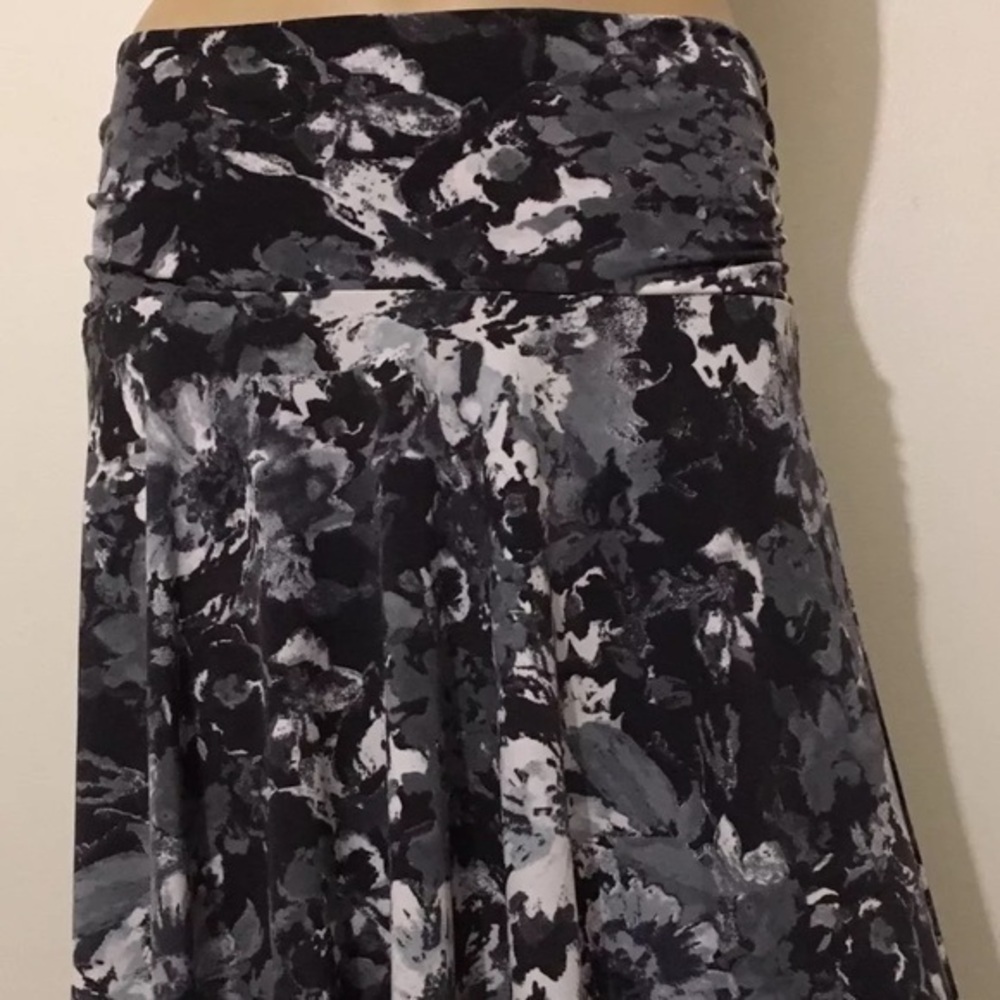 Maurices Stratch Women's  Floral Skirt Size S⭐️